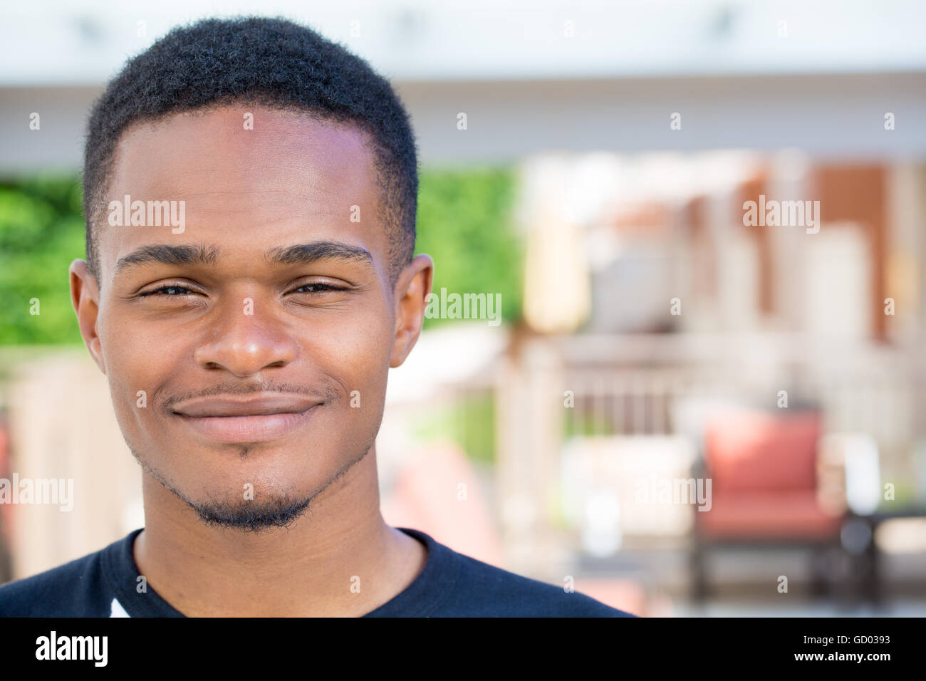 Closeup Kopfschuss Porträt von feinen jungen Mann, St Student, lächelnd, isoliert auf draußen im freien Hintergrund. Kunde satis Stockfoto