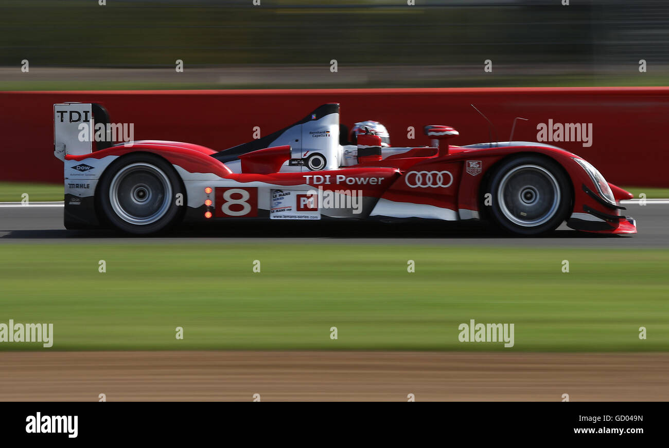 Der Audi R15 TDI des Audi Sport Team Joest mit Timo Bernhard und Dino Capello fährt beim 1000-km-Rennen der Le Mans-Serie auf dem Silverstone Circuit in Northamptonshire um die Strecke. Stockfoto