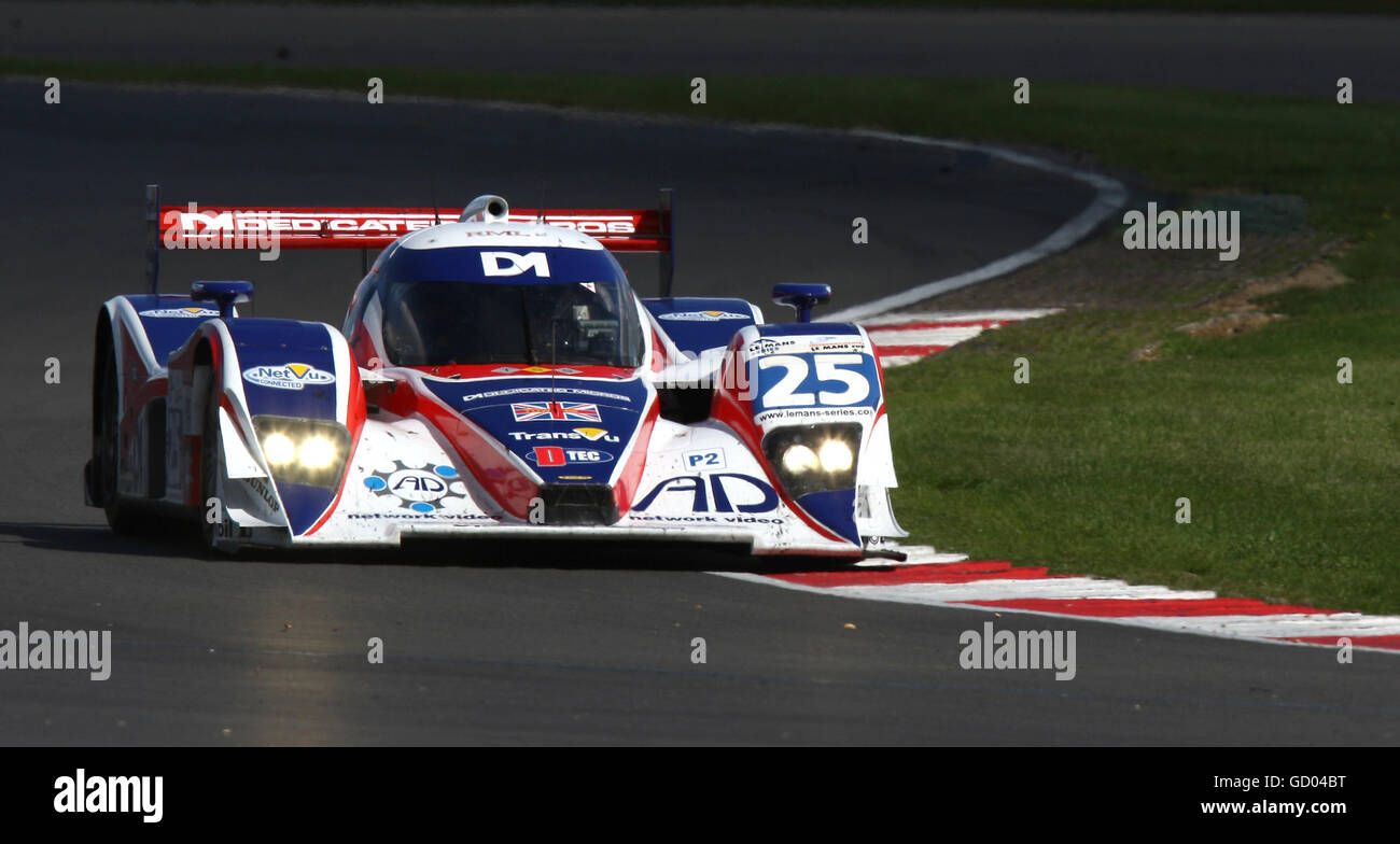 RML's Lola HML von Tommy Erdos, Mike Newton und Ben Collins macht sich auf der Strecke während des 1000-km-Rennens der Le Mans Series auf dem Silverstone Circuit, Northamptonshire, durch. Stockfoto