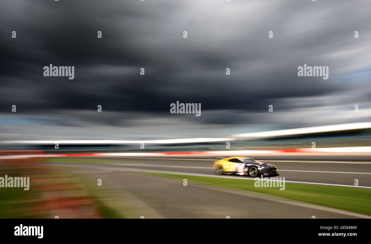 Aston Martin Vantage von JMW Motorsport, der von Robert Bell und Darren Turner gefahren wird, macht sich beim 1000-km-Rennen der Le Mans Series auf dem Silverstone Circuit in Northamptonshire auf den Weg. Stockfoto