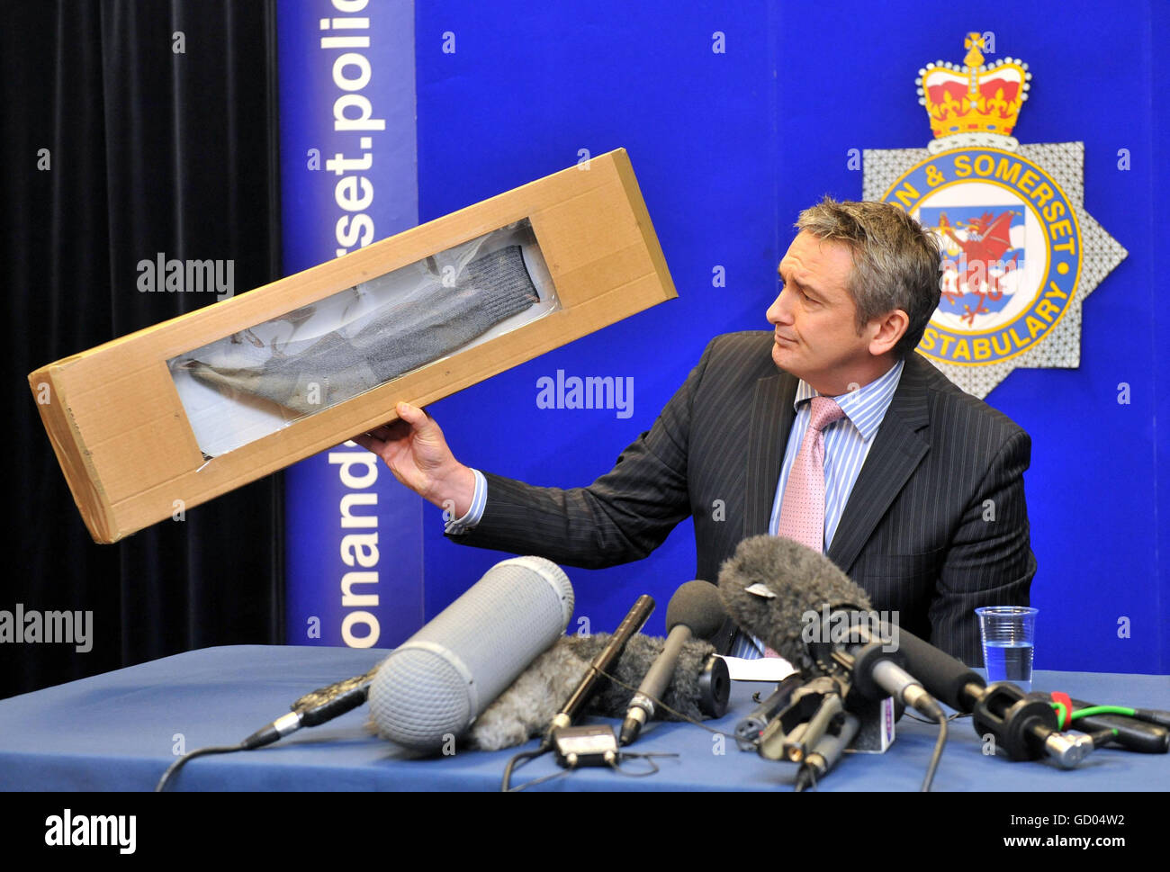 Detective Chief Inspector Phil Jones hält während einer Pressekonferenz im Kenneth Steele House in Bristol eine Socke, ähnlich der, die an der Leiche des Mordopfers Joanna Yeates fehlt. Stockfoto