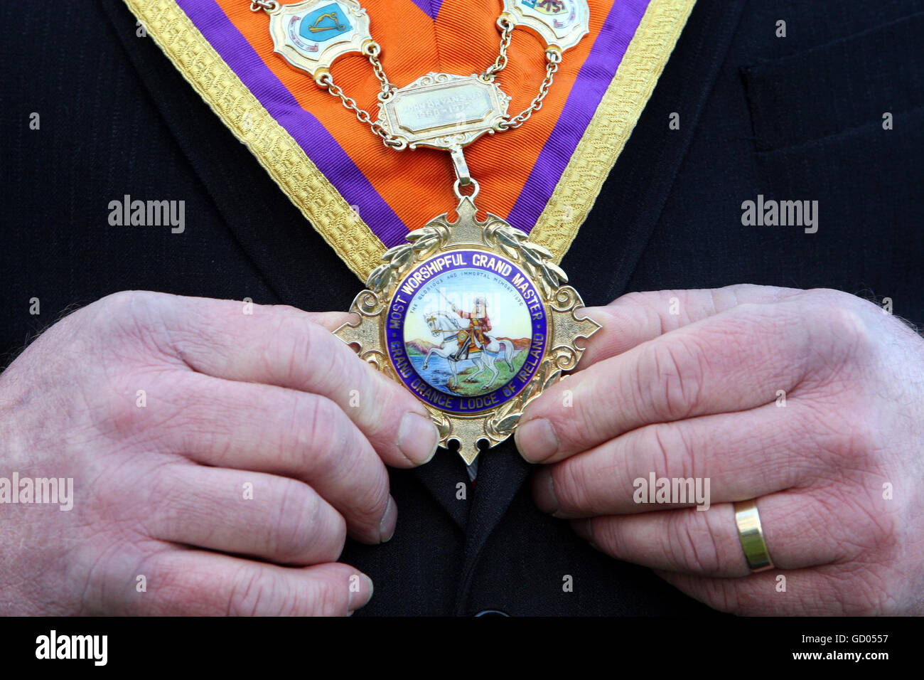 Der neu ernannte Orange-Großmeister Edward Stevenson passt seine Amtskette nach seiner Wahl in der Ballykelly Orange Hall in Co Londonderry an. Stockfoto