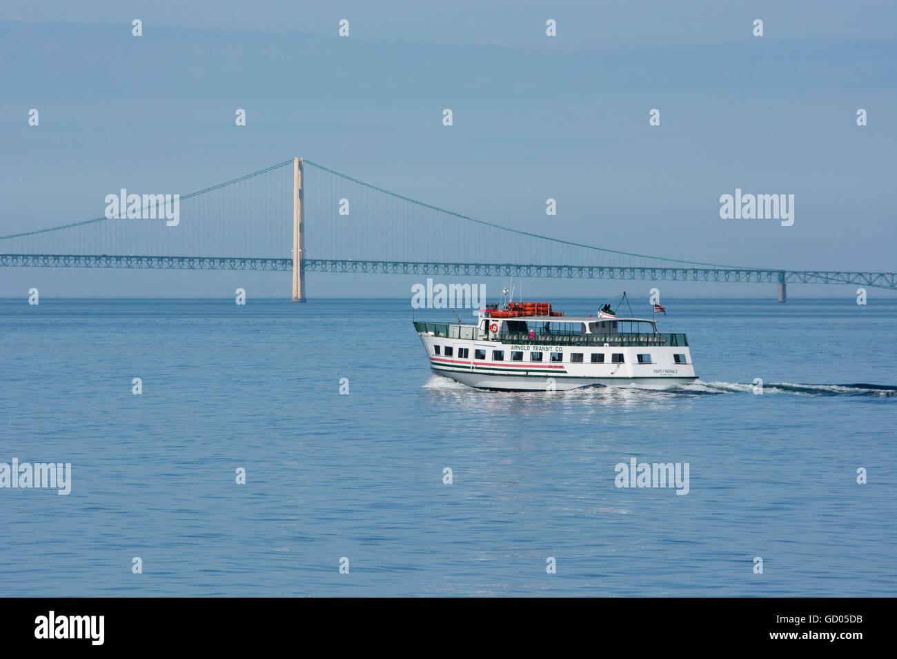 Michigan, Lake Michigan und Mackinac Brücke. Arnold Transit Fähre vor Hängebrücke über die Straits of Mackinac co Stockfoto