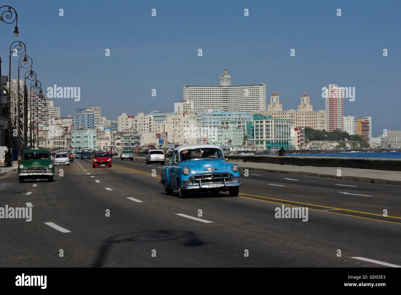 Alte amerikanische Autos fahren entlang des Malecon, Havanna, Kuba Stockfoto