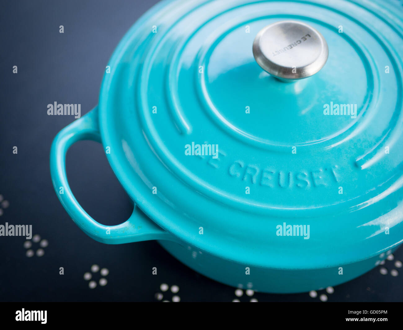 Eine Signatur Le Creuset emaillierte gusseiserne französischen Ofen 'Karibik' (türkis) Farbe. Stockfoto