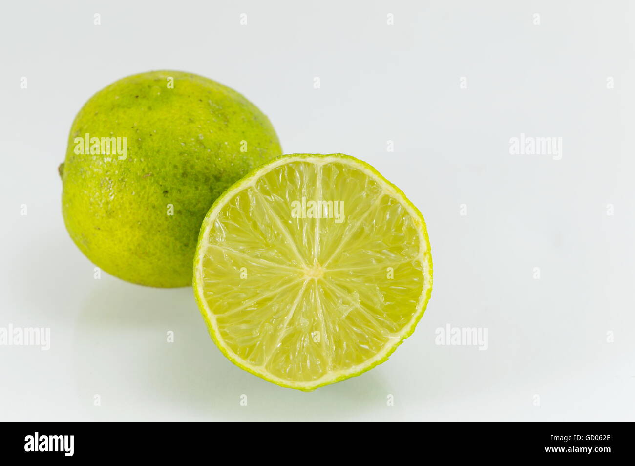 Lime Obst in Scheiben geschnitten und auf einen weißen Tisch platziert Stockfoto
