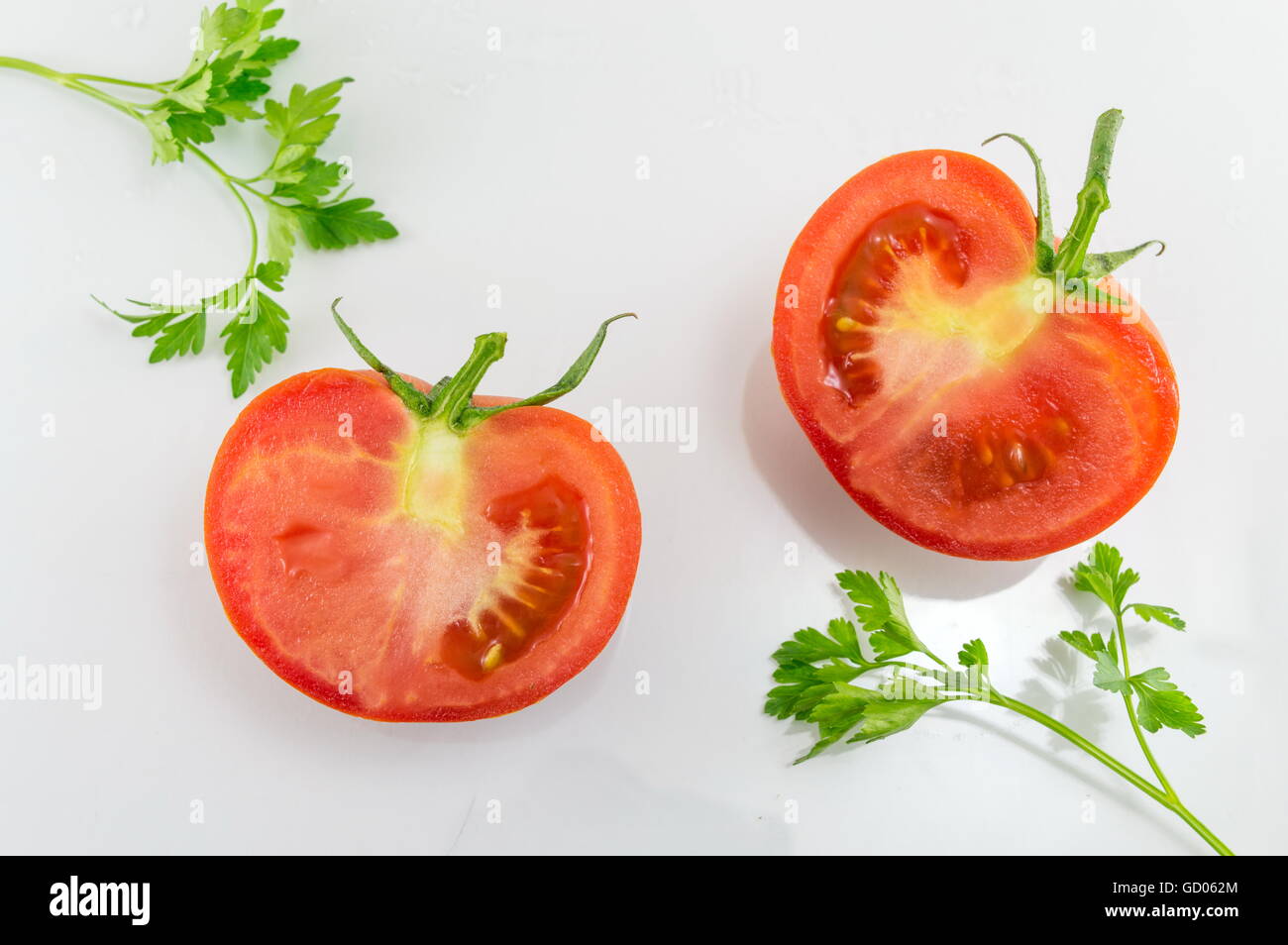 Frische Tomatenscheiben auf einem weißen Holzbrett Stockfoto