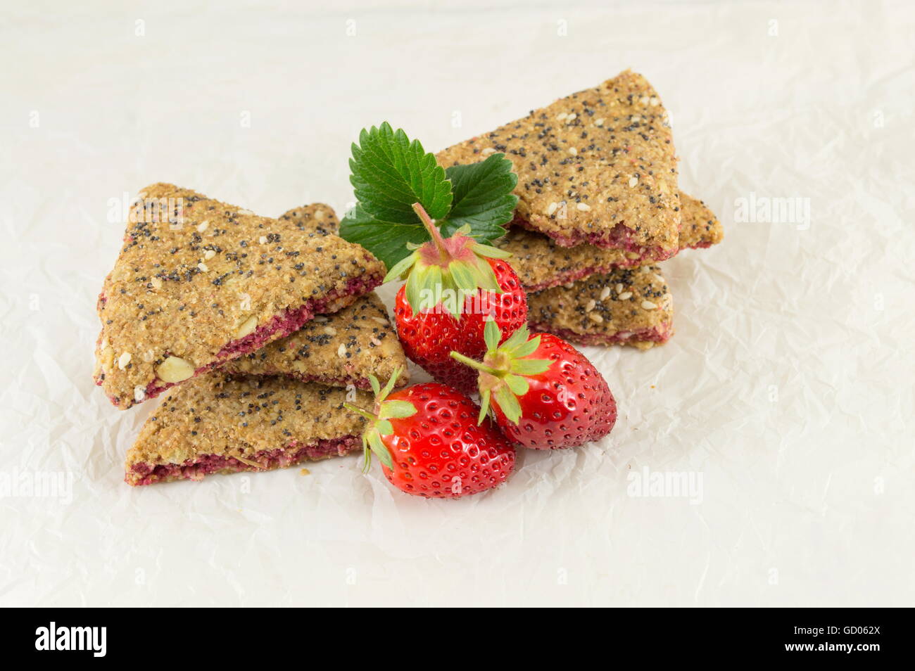 Integrale Cookies mit frischen Erdbeeren und Samen Stockfoto