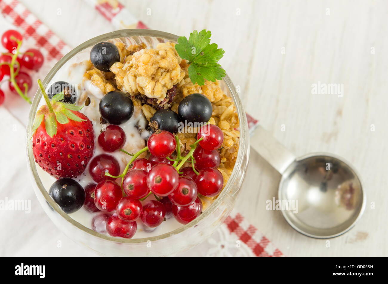 Müsli-Parfait mit Beerenfrucht und Sahne. Gesundes dessert Stockfoto