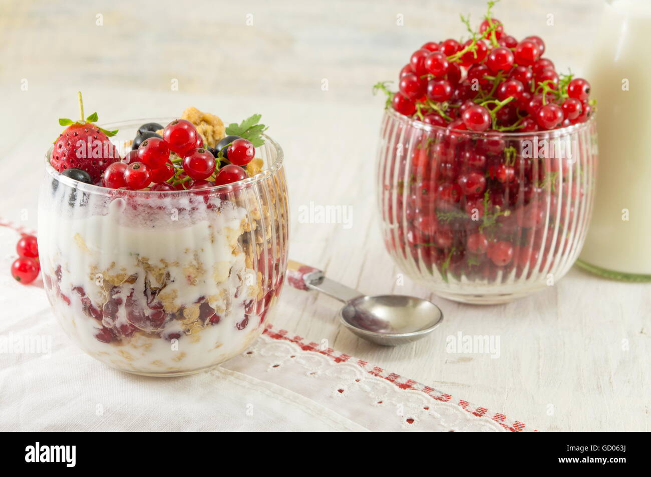 Müsli-Parfait mit Beerenfrucht und Sahne. Gesundes dessert Stockfoto