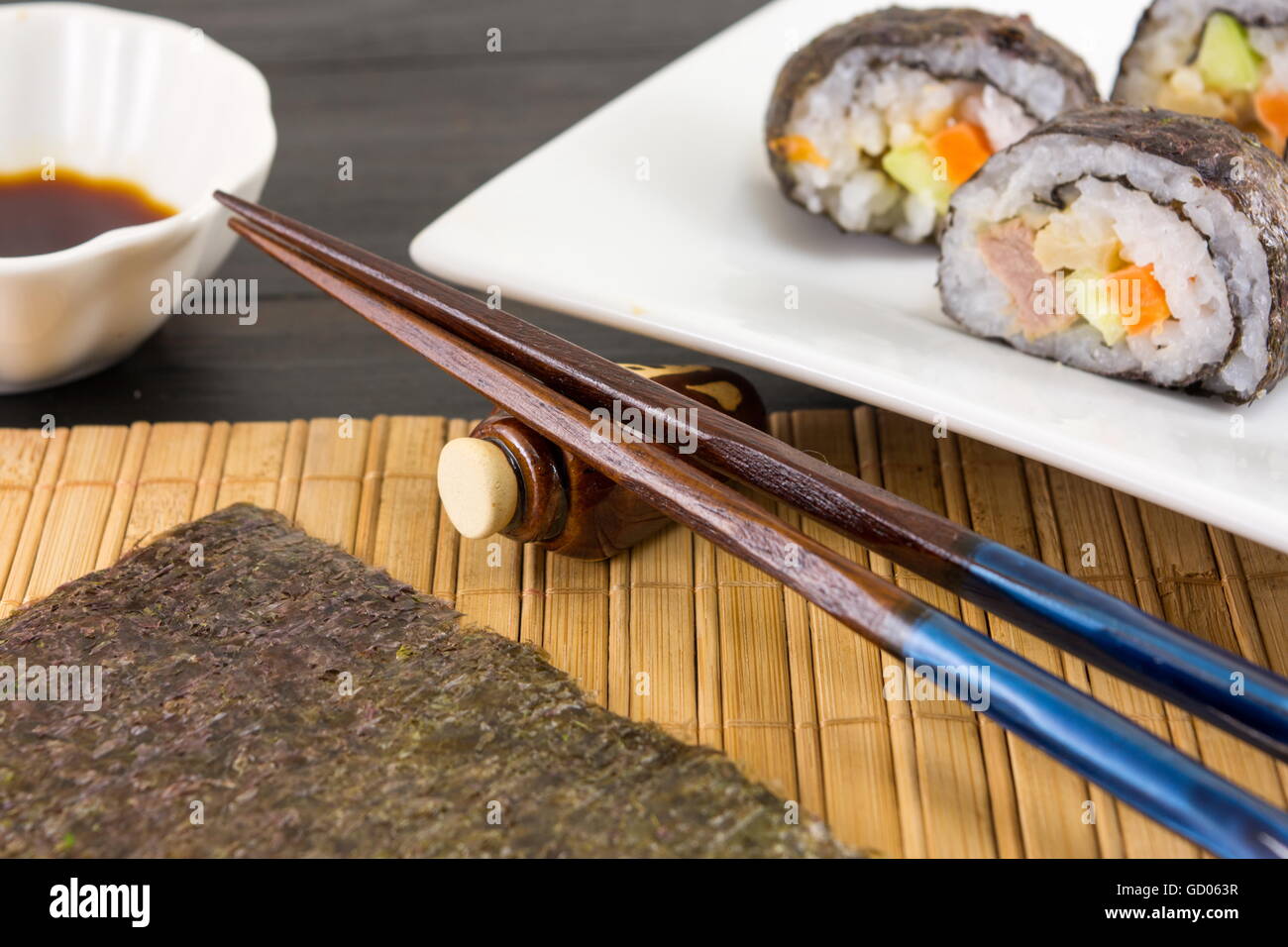 Hölzerne Stäbchen bereit für Sushi-Essen Stockfoto