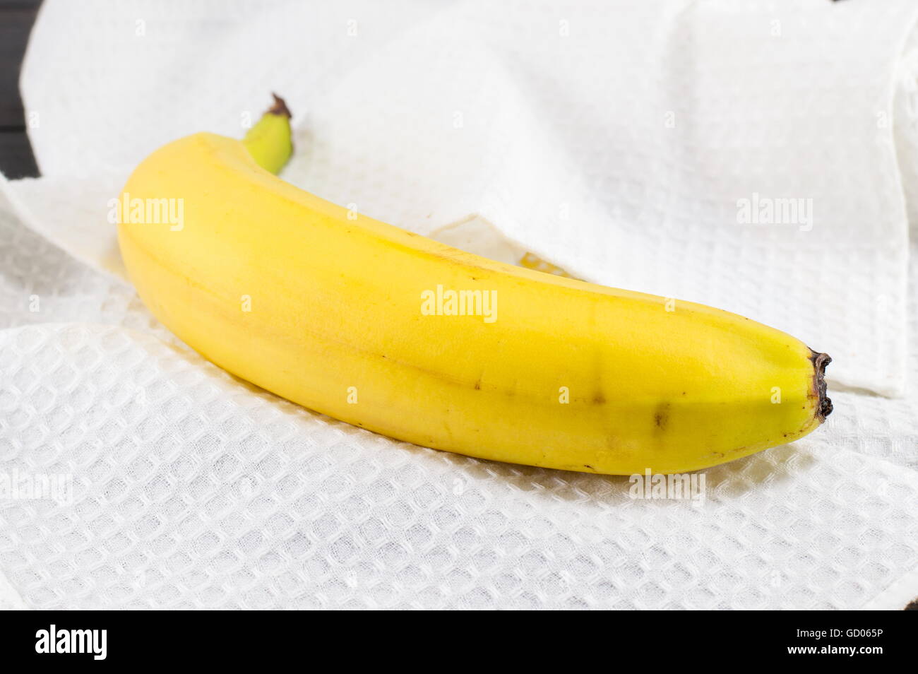 Frische Banane auf weißen Textilien. Gesunder snack Stockfoto
