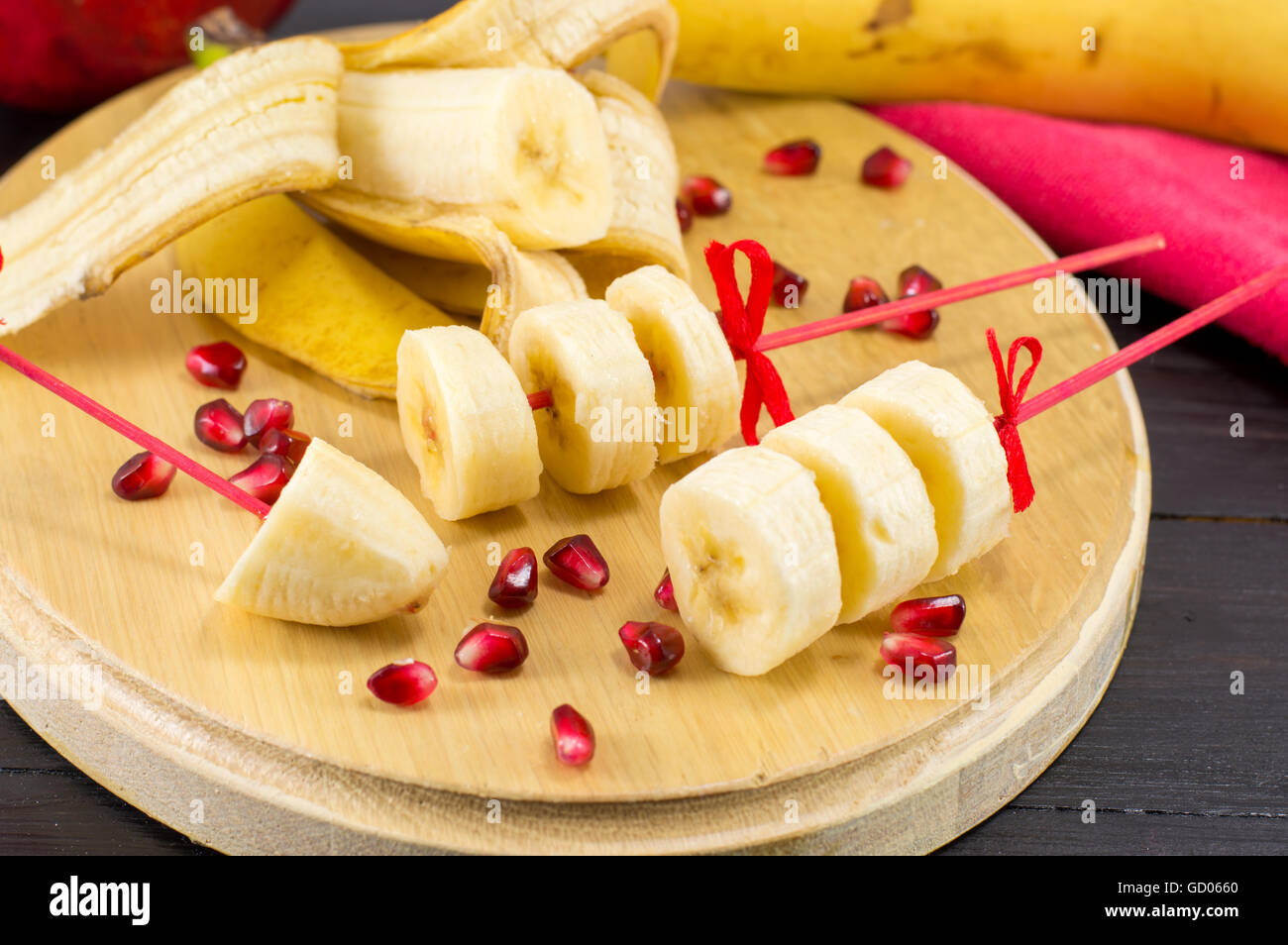 Banane Kebab Dekoration serviert auf einem Holztablett Stockfoto