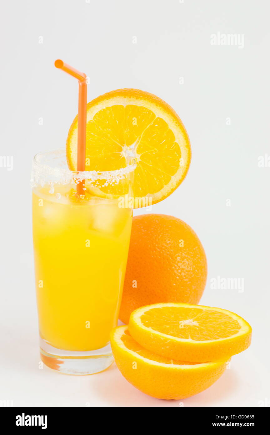 Kalten natürlicher Orangensaft für Sommer-Tag-Erfrischung Stockfoto