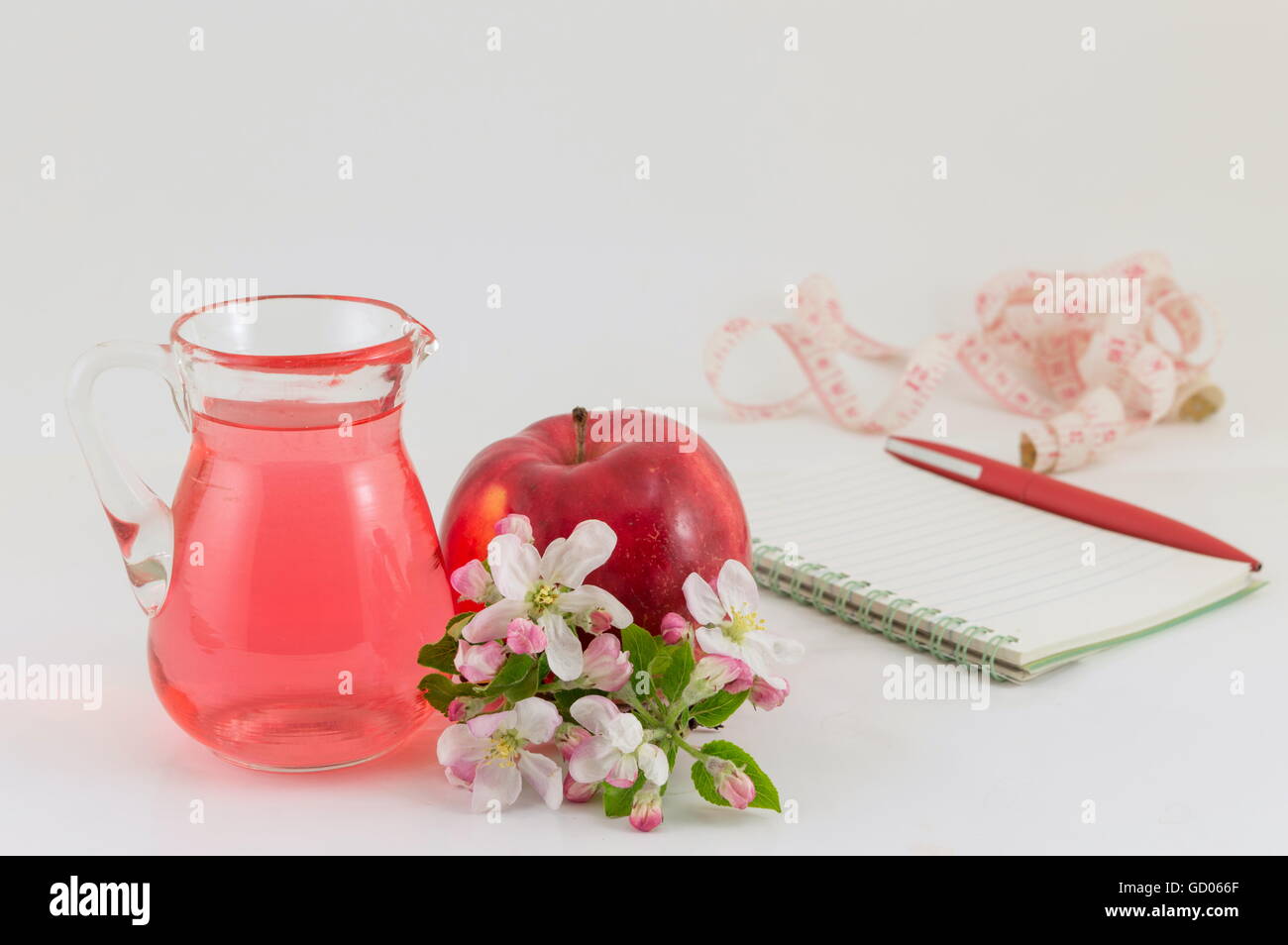 Roter Apfel und Apfelessig mit Blumen geschmückt Stockfoto