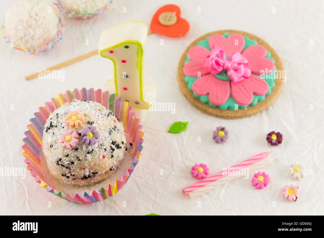 Ersten Geburtstag Feier-Vorbereitung mit kleinen Kuchen und Kerze Stockfoto