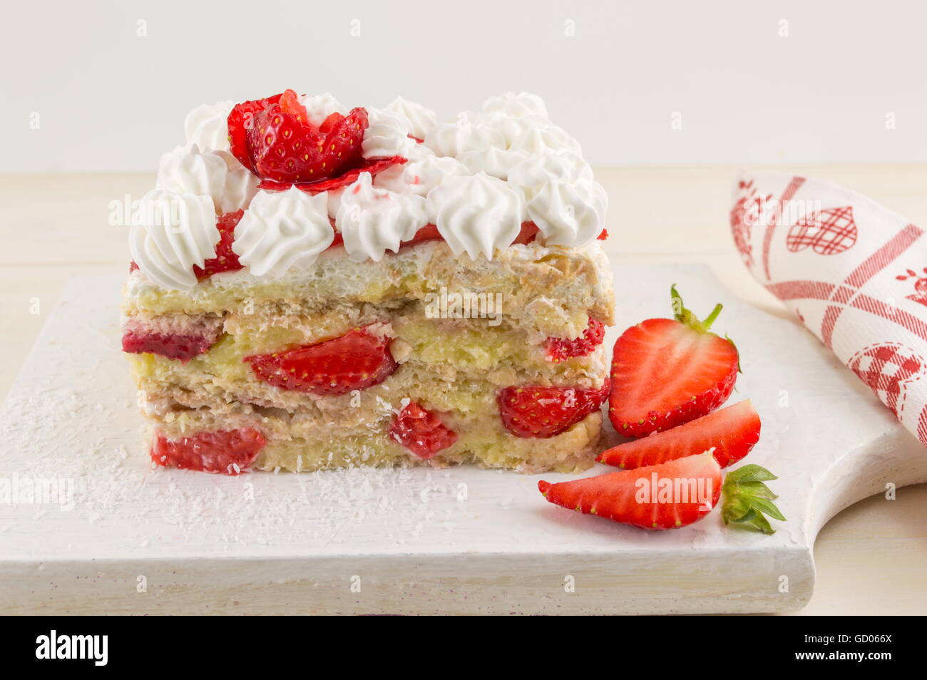 Hausgemachte süße Frucht-Kuchen mit frischen Erdbeeren Stockfoto