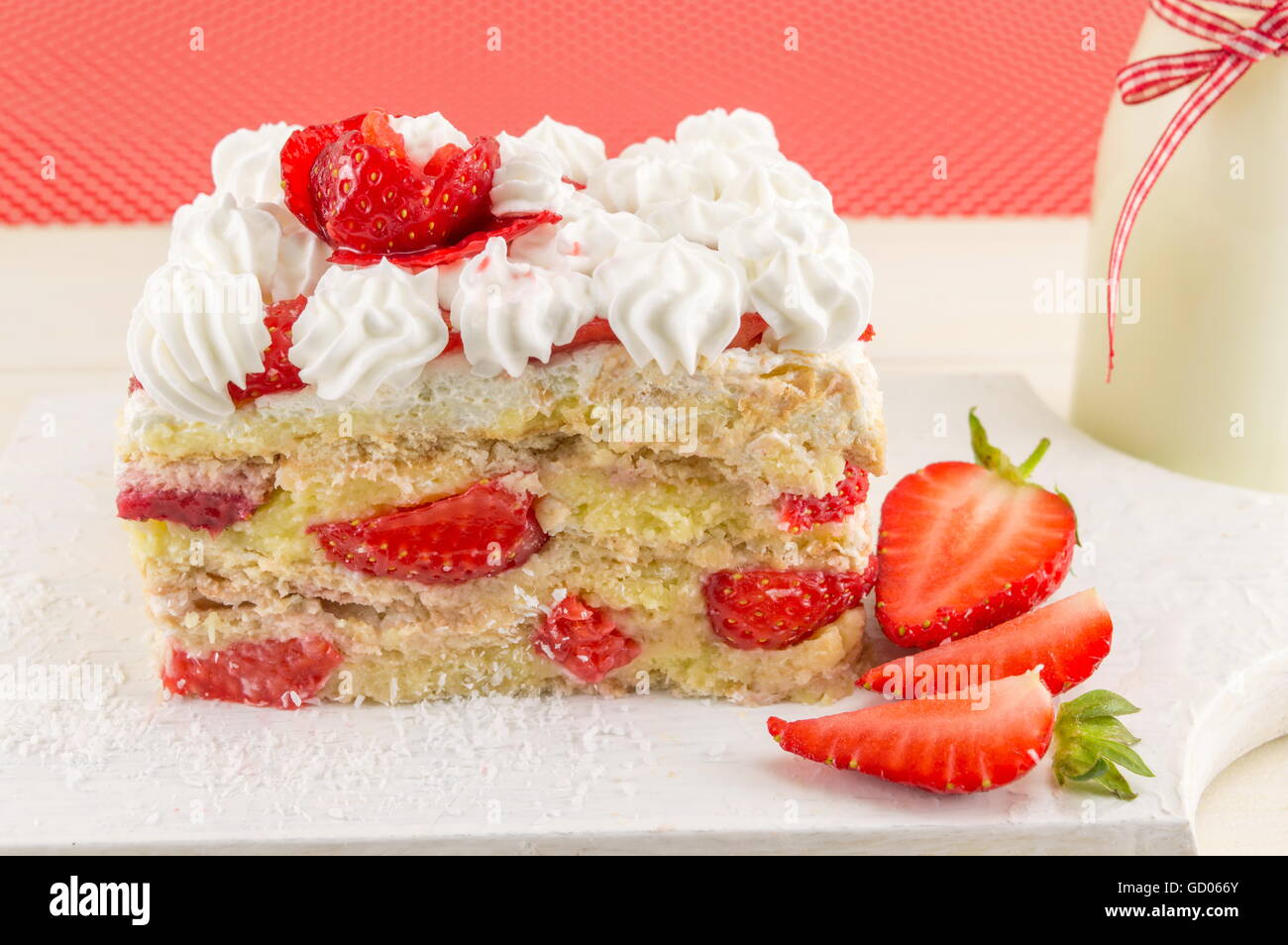 Hausgemachte süße Frucht-Kuchen mit frischen Erdbeeren Stockfoto