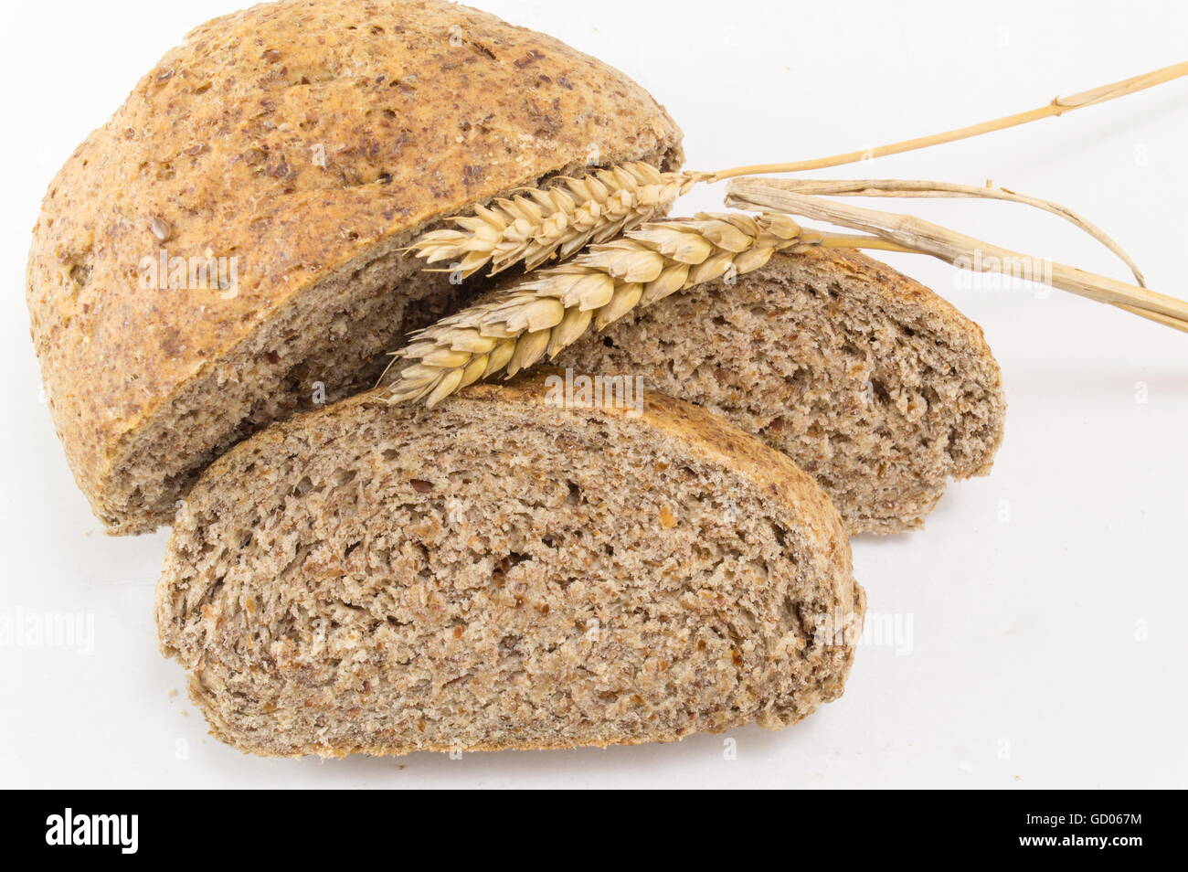 Hausgemachtes Schwarzbrot Scheiben auf dem Holztisch Stockfoto