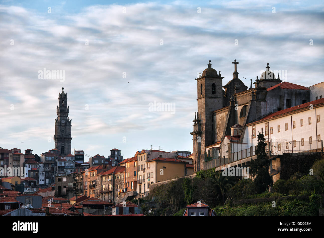 Stadtbild der Stadt Porto in Portugal, Kirchen und Houes im historischen Stadtzentrum, Sonnenuntergang Stockfoto