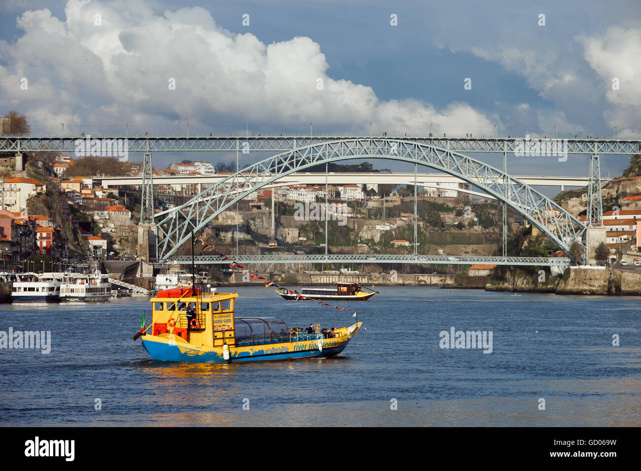 Sightseeing Tourenboot auf Douro-Fluss in der Stadt Porto in Portugal, Ponte Luis tun ich und Ponte Infante Brücken Stockfoto