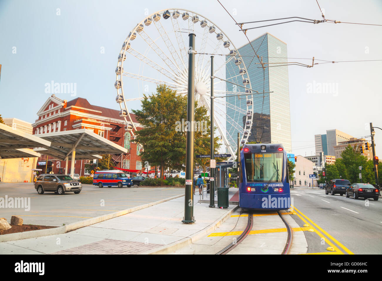 ATLANTA - 29 AUGUST: Straße Auto in der Nähe der Centennial Olympic Park mit Menschen am 29. August 2015 in Atlanta, GA. Stockfoto