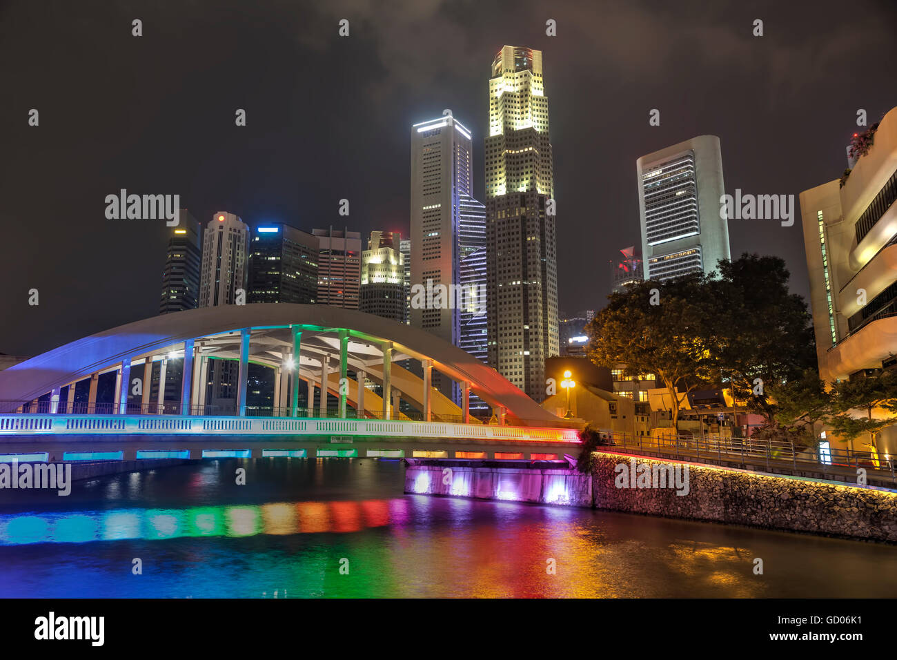 Überblick über Singapur mit Elgin Bridge bei Nacht Stockfoto