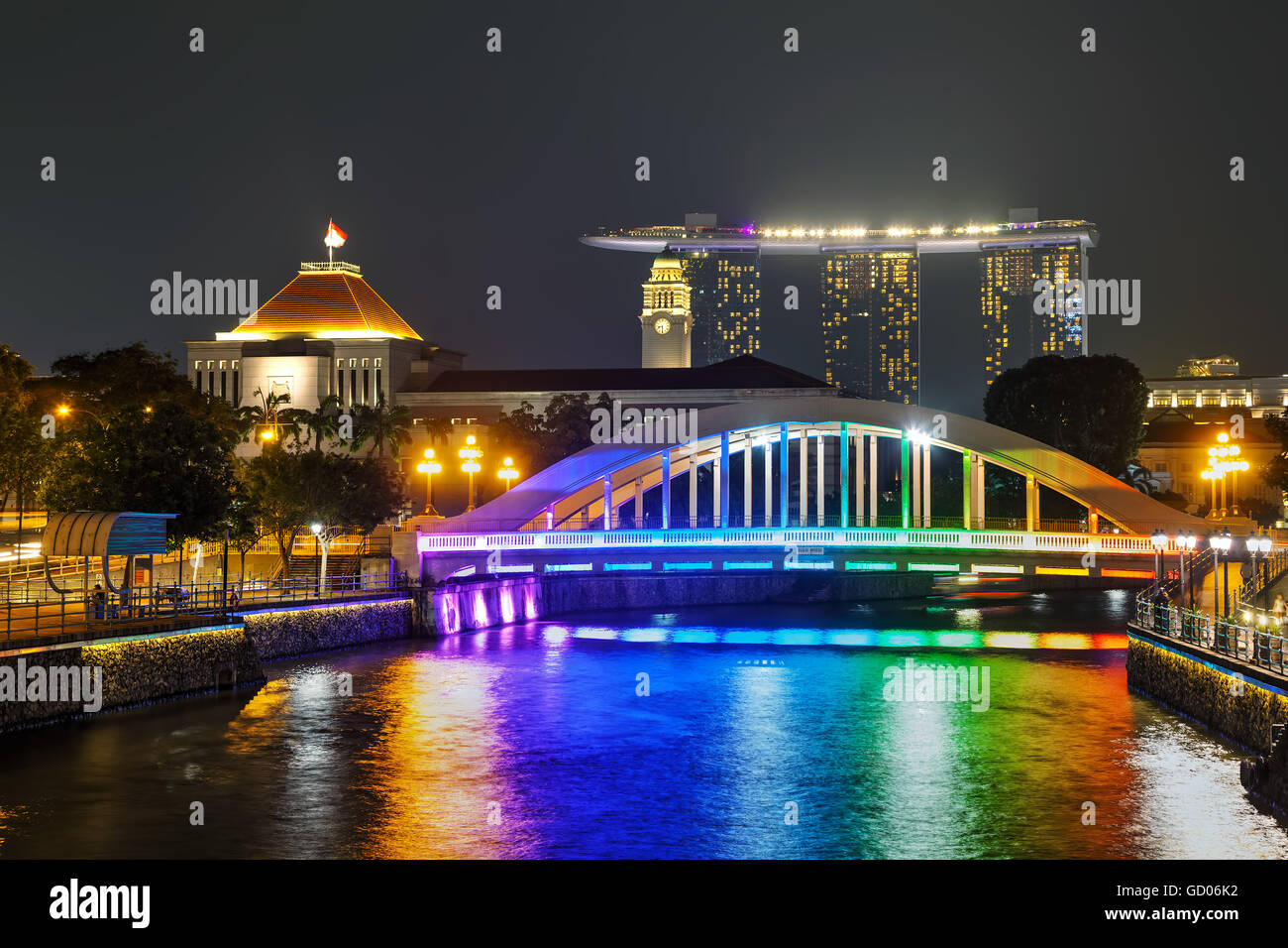 Überblick über Singapur mit Elgin Bridge bei Nacht Stockfoto