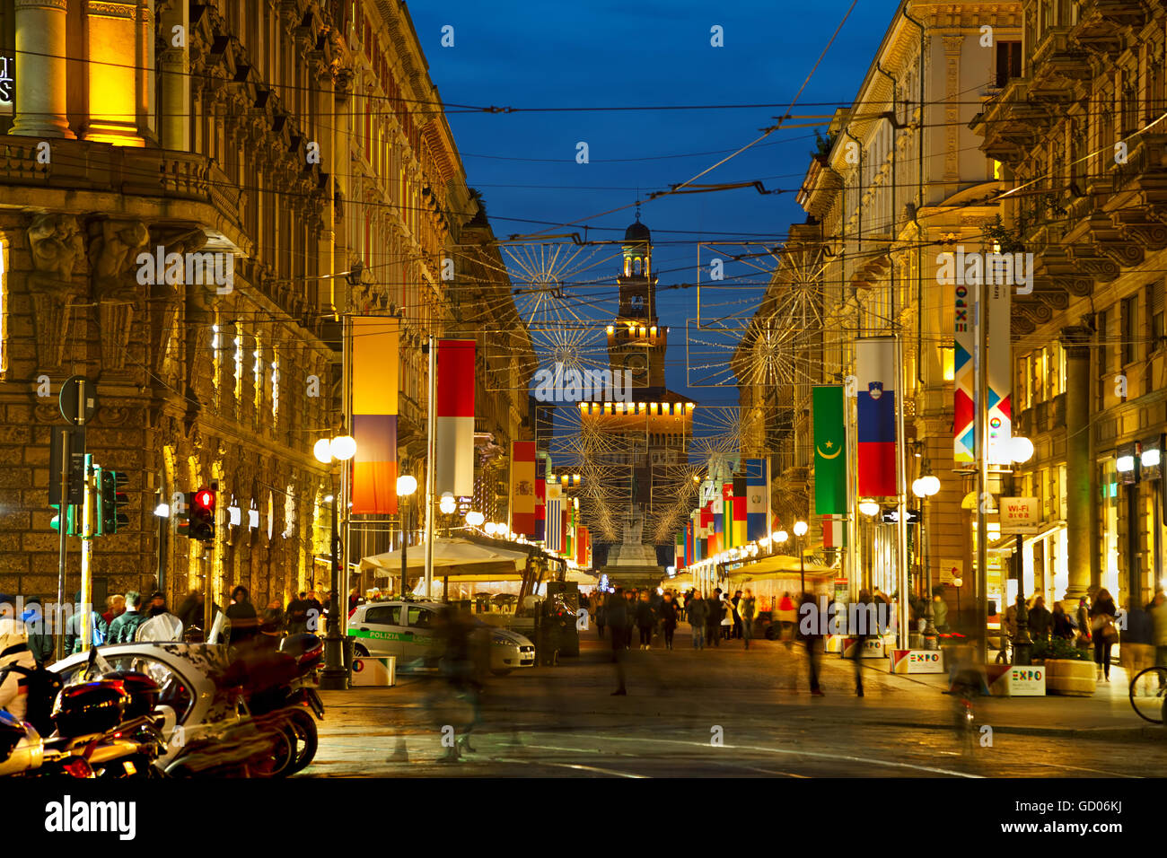 Mailand, Italien - 24. NOVEMBER: Via Dante Einkaufsstraße mit Menschen in der Nacht vom 24. November 2015 in Mailand, Italien. Stockfoto