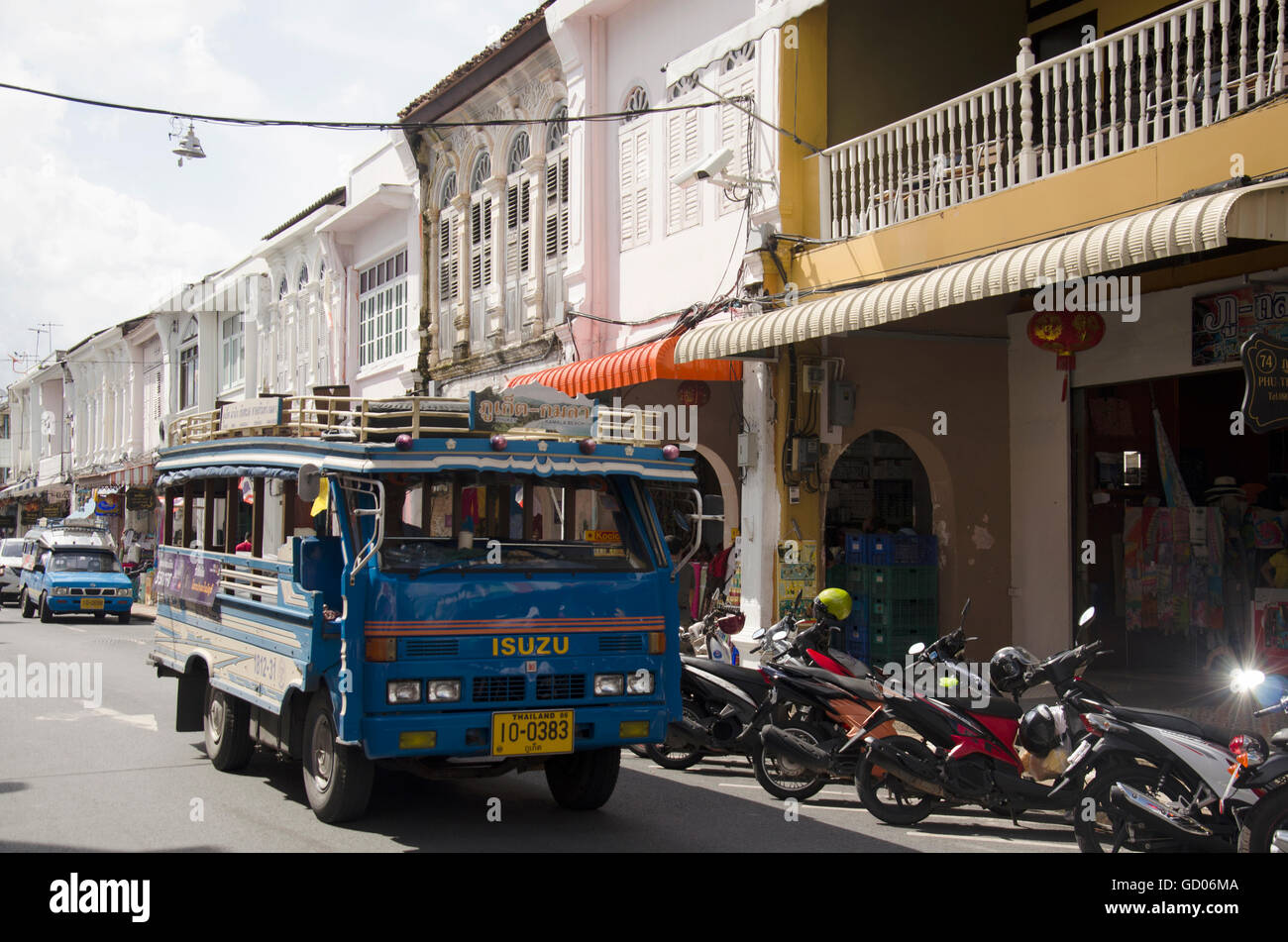 Bus oder PKW Auto Pass Phuket Chino portugiesischen Stil Altstadt am Soi Rommanee auf Thalang Road senden Passagier auf ausführen Stockfoto