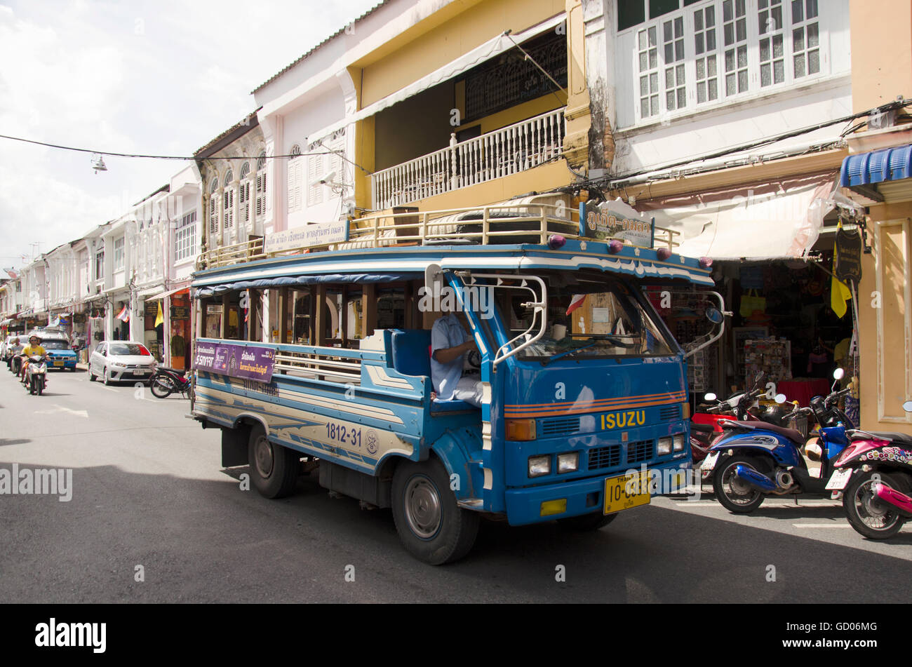 Bus oder PKW Auto Pass Phuket Chino portugiesischen Stil Altstadt am Soi Rommanee auf Thalang Road senden Passagier auf ausführen Stockfoto