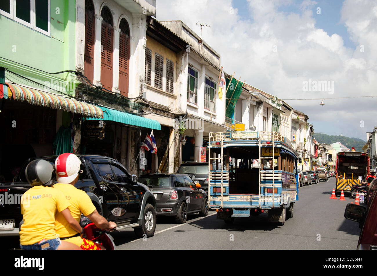 Bus oder PKW Auto Pass Phuket Chino portugiesischen Stil Altstadt am Soi Rommanee auf Thalang Road senden Passagier auf ausführen Stockfoto