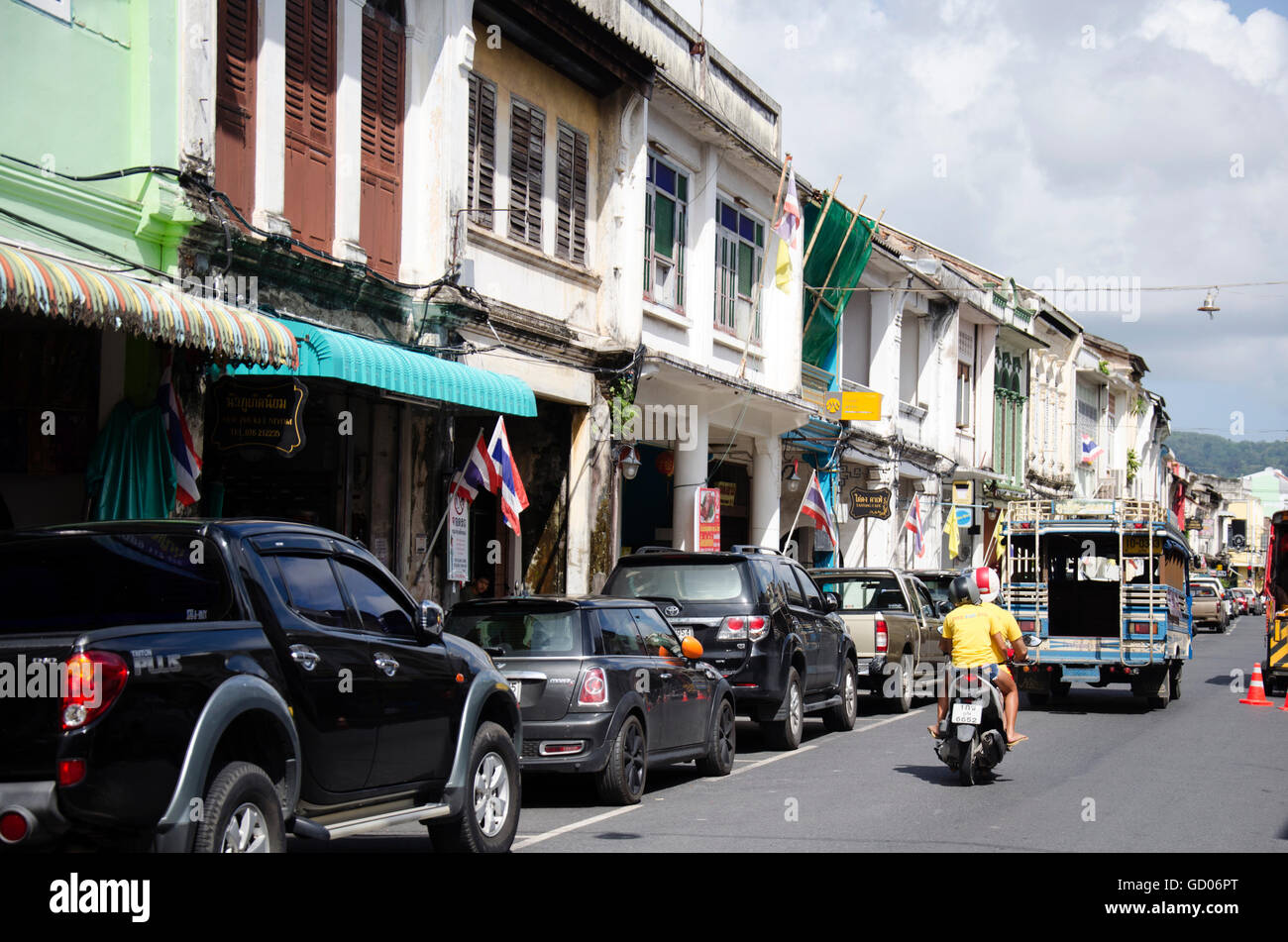 Bus oder PKW Auto Pass Phuket Chino portugiesischen Stil Altstadt am Soi Rommanee auf Thalang Road senden Passagier auf ausführen Stockfoto