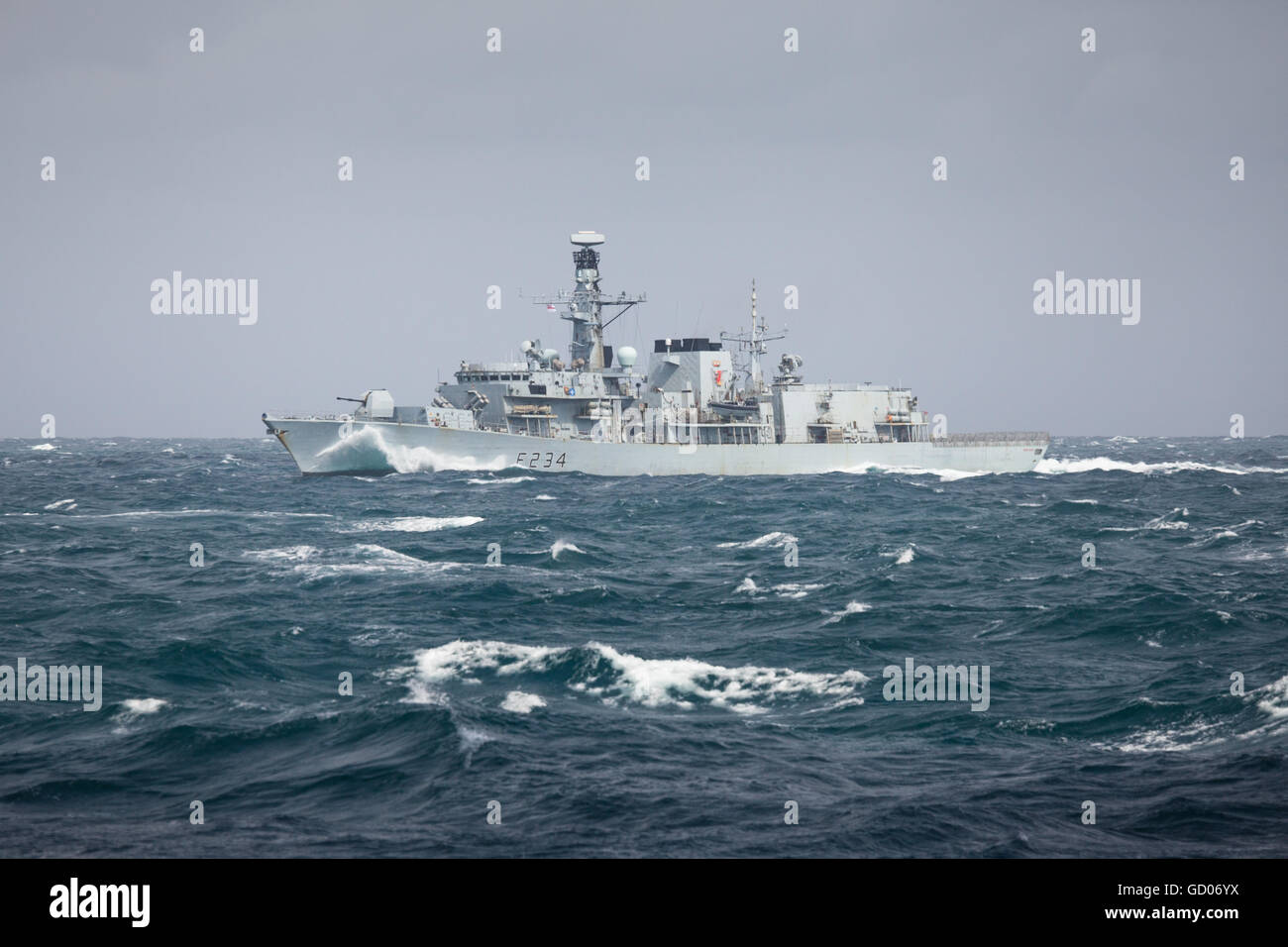 Portsmouth-basierte Kriegsschiff HMS Iron Duke in der südlichen Nordsee wie sie von einem erfolgreichen sechsmonatigen Einsatz arbeiten mit einer multinationalen NATO-Aufgabengruppe in Nordeuropa nach Hause zurückkehrt. Stockfoto
