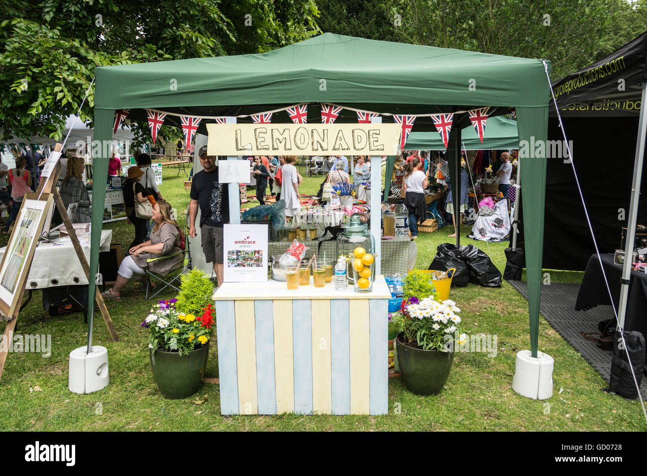 Eine Limonade Stand auf der jährlichen Barnes Dorf Fair am gemeinsamen Barnes in SW-London, UK Stockfoto