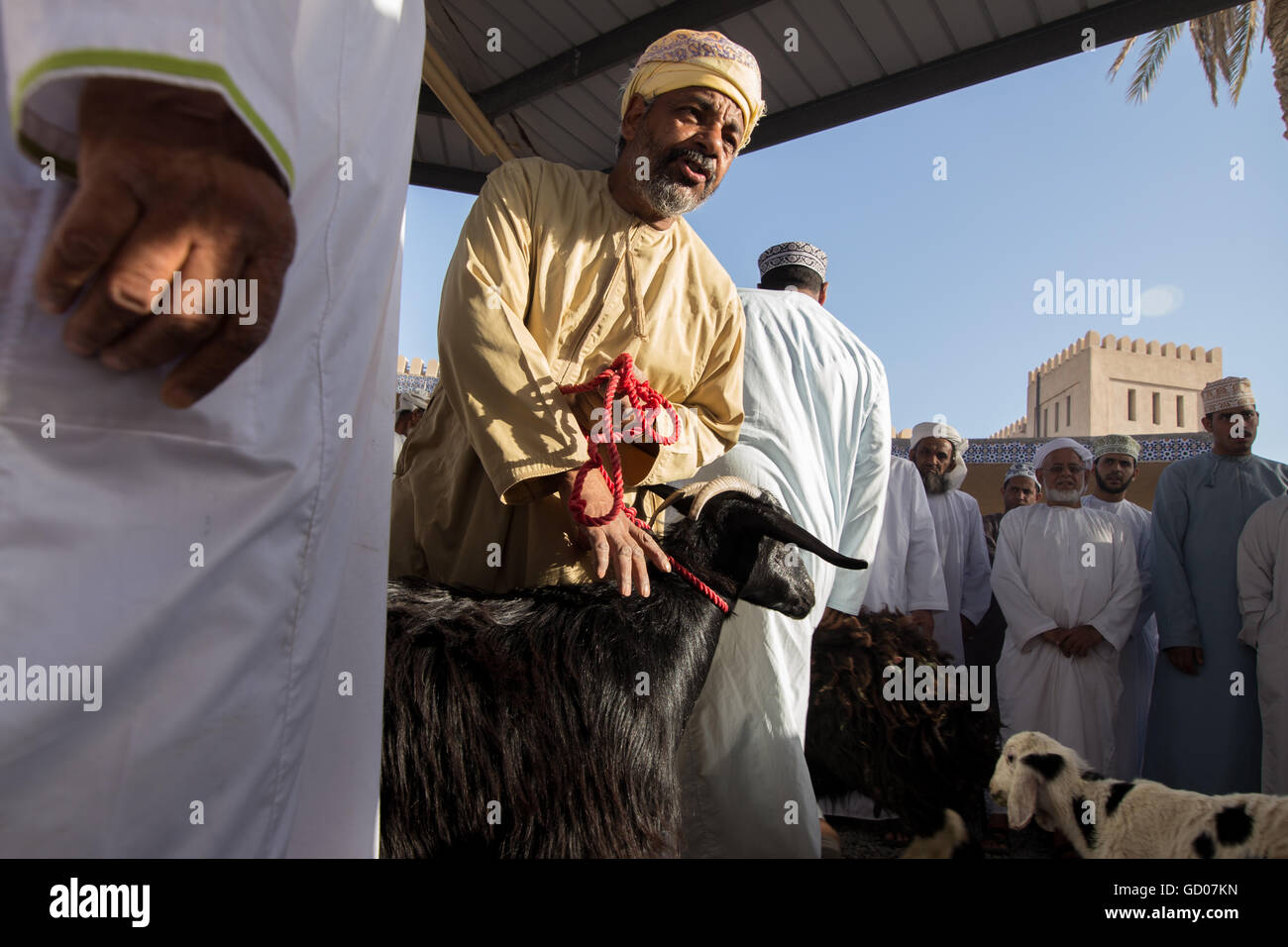 NIZWA, OMAN - 24 APRIL 2015:Omani Männer an der traditionelle Viehmarkt oder Souk in Nizwa, Oman. Stockfoto