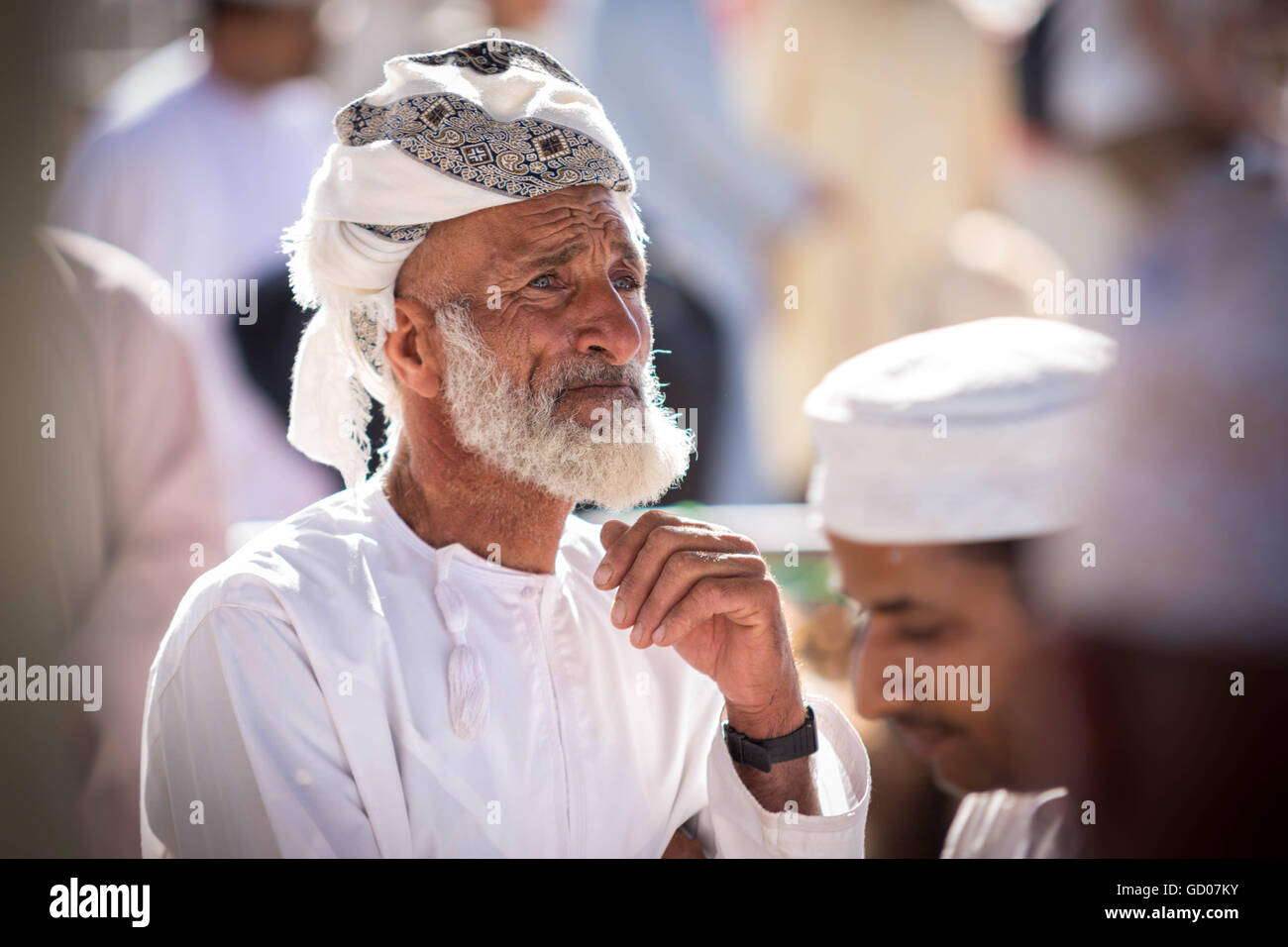 NIZWA, OMAN - 24 APRIL 2015:Omani Greis auf dem traditionellen Markt oder Souk in Nizwa, Oman. Stockfoto