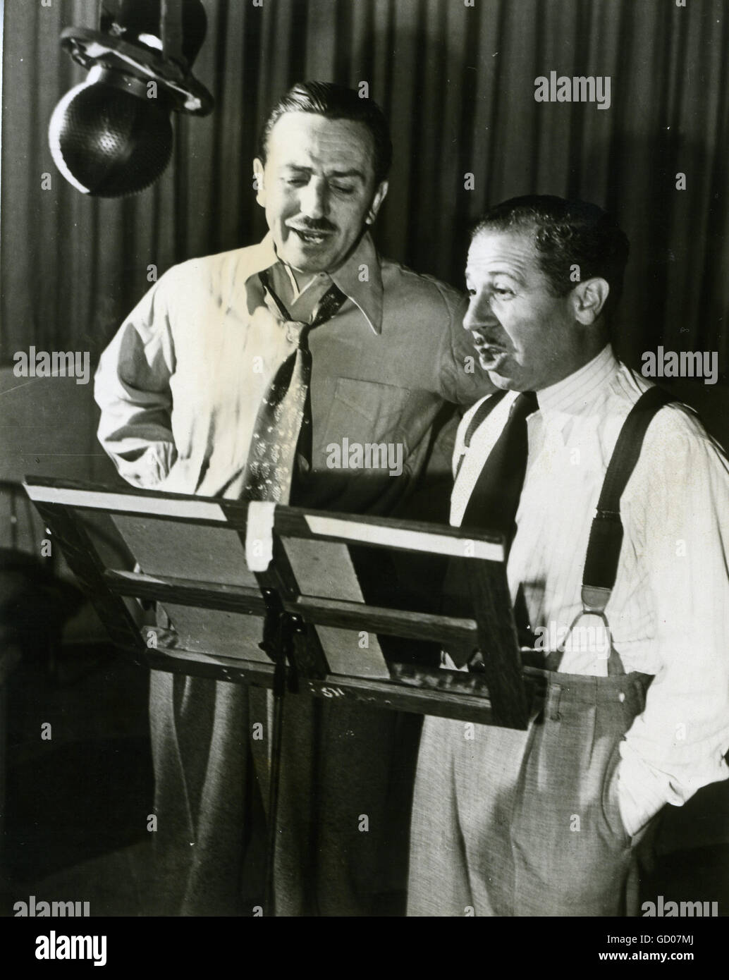 Wenn Stimme Stimme - trifft stoppt Walt Disney, wer immer Mickey-Mouse-Linien liefert, in einem Ton Raum mit Clarence Nash, die Stimme von Donald Duck zu chatten. Stockfoto