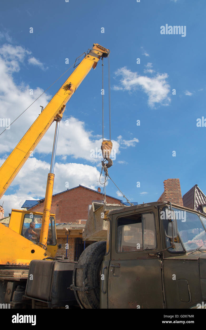 Boom-LKW-Kran mit hängenden Haken Stockfoto