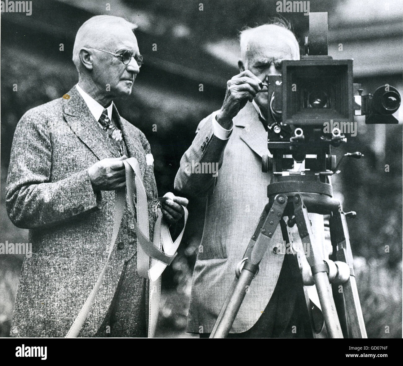 Alva (rechts), einer der Pioniere in Kinofilmen und George Eastman (links) zeigen neue Weichfolie Eastman in einer Bewegung Abbildung Kamera. Stockfoto