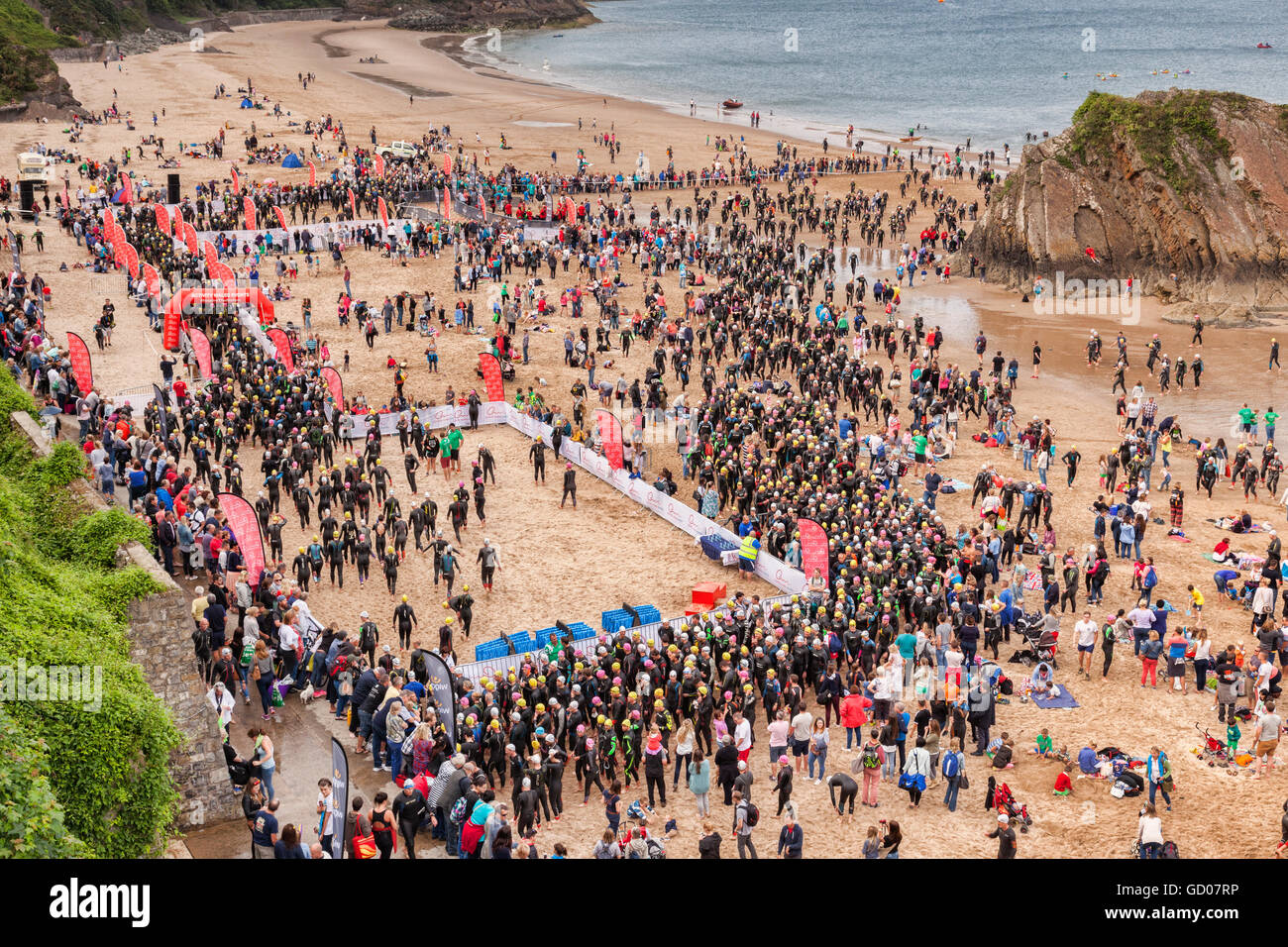 2100 Schwimmer zu sammeln, für die erste Veranstaltung des Wales lange Kurs-Wochenendes in Tenby, Pembrokeshire, Wales, UK Stockfoto