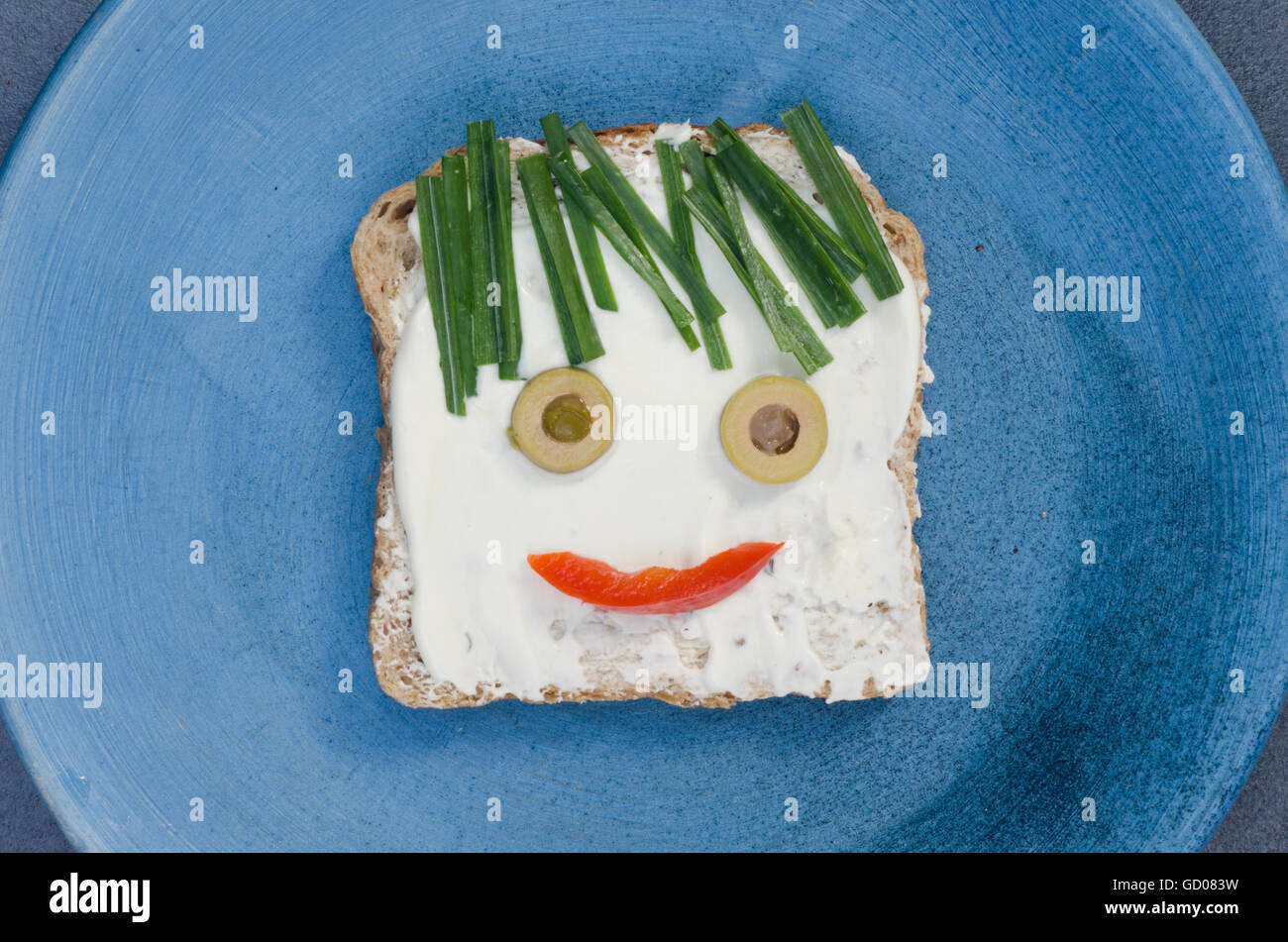 lustige Sandwich für Kinder auf der blauen Platte Stockfoto