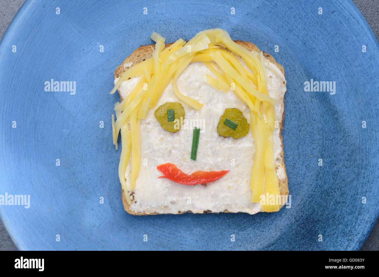 lustige Sandwich für Kinder auf der blauen Platte Stockfoto