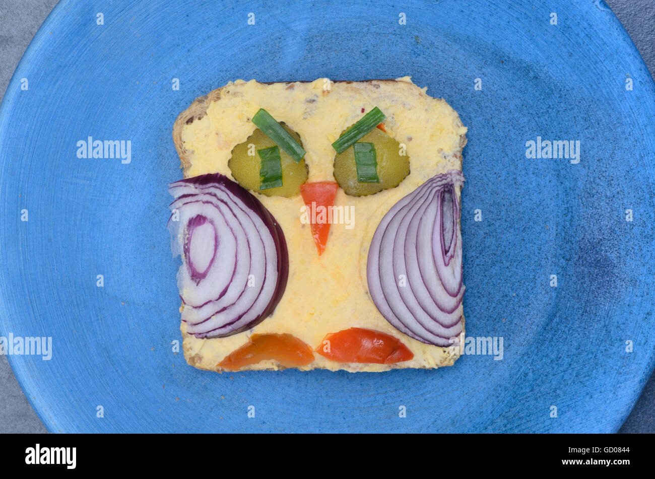 lustige Sandwich für Kinder auf der blauen Platte Stockfoto