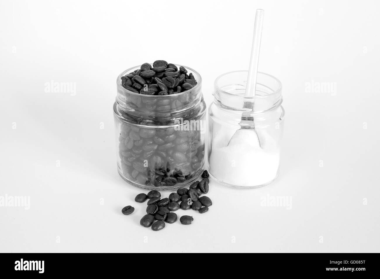 Kaffeebohnen und Zucker Gläser. Stockfoto