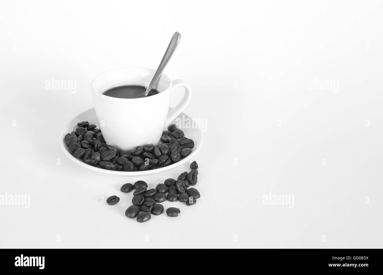 Espresso und Kaffee-Bohnen in schwarz und weiß. Stockfoto