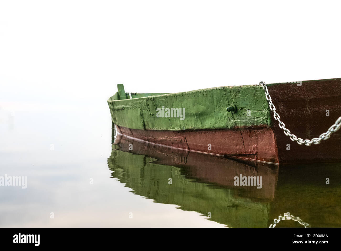 alten Holzboot im Nebel Stockfoto
