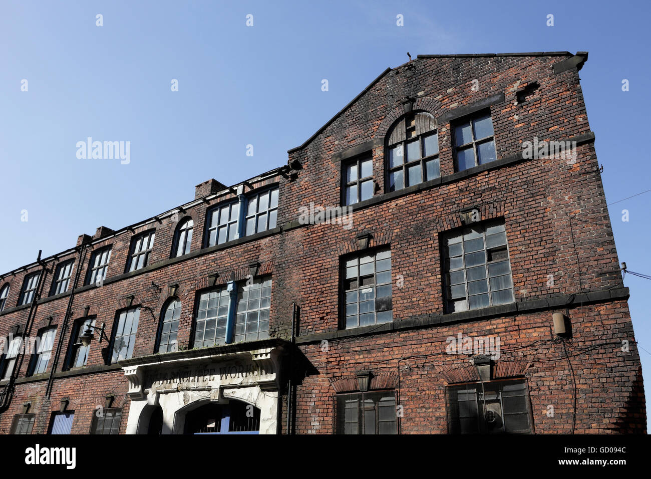 Heruntergekommenes Fabrikgebäude in Sheffield England, Warncliffe Works, viktorianisches Industriebauwerk, Klasse II, gelistet Stockfoto