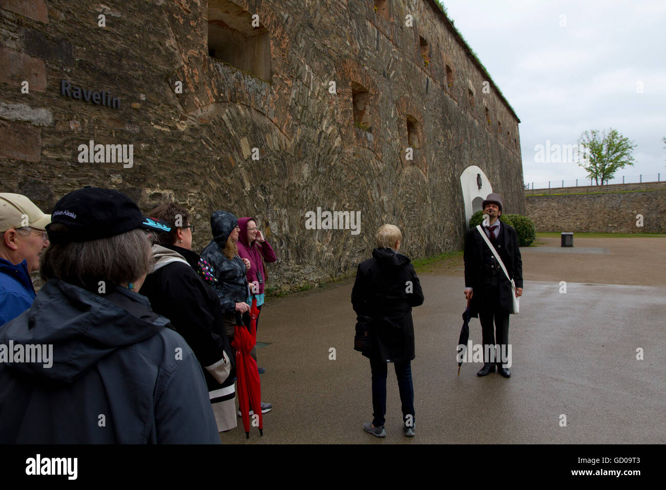 Besichtigung der Festung Ehrenbreitstein, angeführt von einem kostümierten Schauspieler/Führer, die Rolle des John Humfrey, ein britischer Offizier übernimmt. Stockfoto