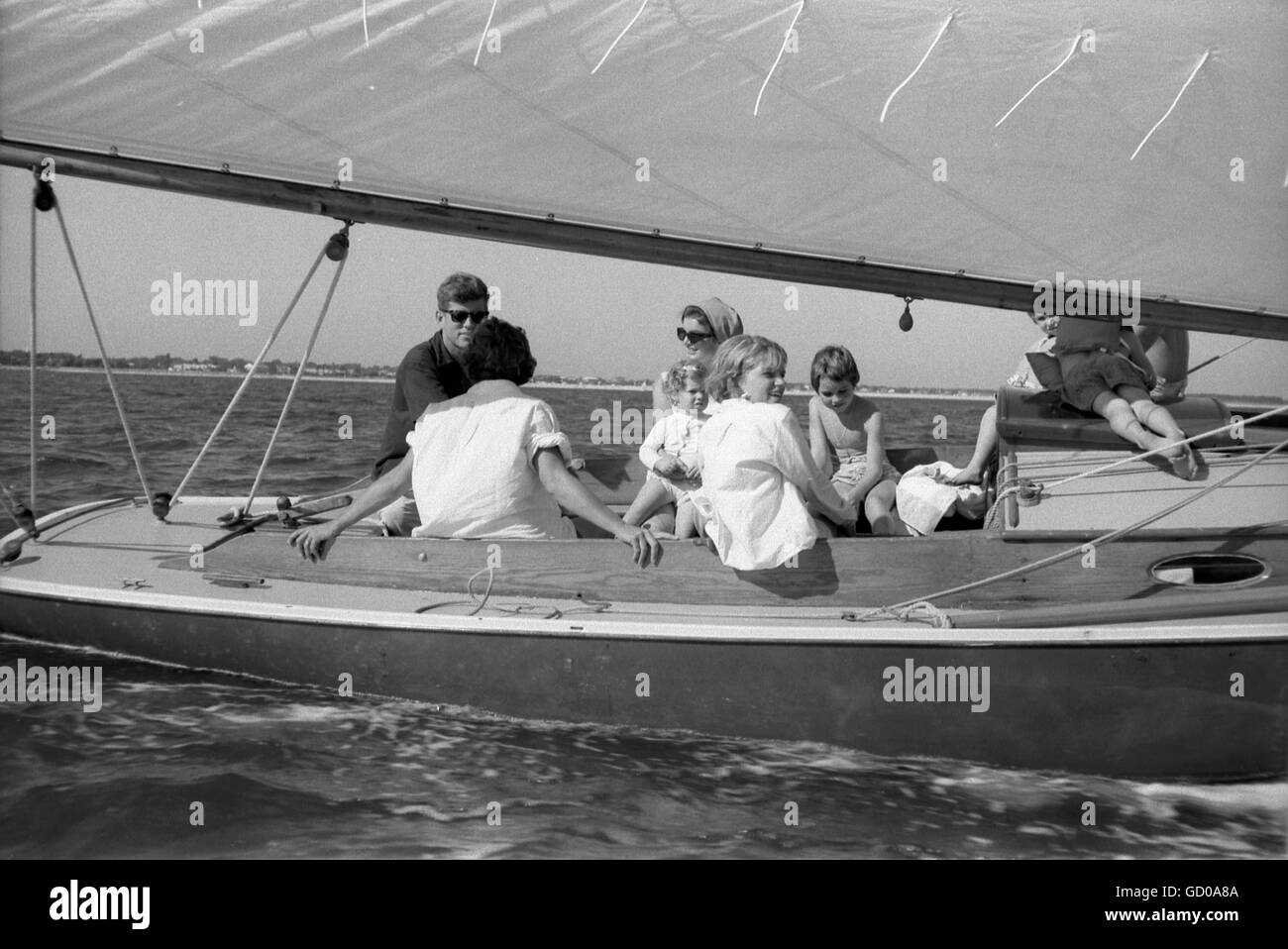 Senator John F. Kennedy, Jacqueline und Kinder Segeln off Hyannis Port, August 1959. Stockfoto